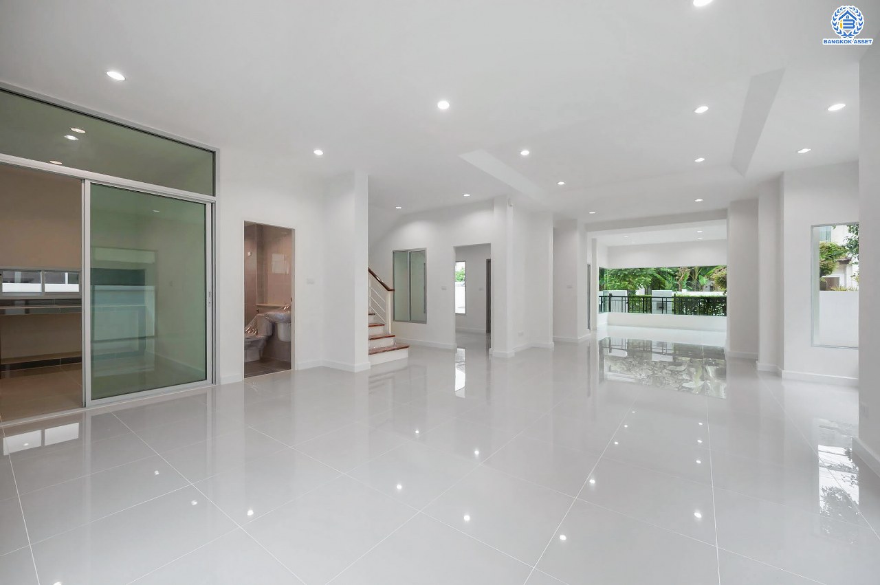 บ้านมือสองตกแต่งใหม่ โครงการ เดอะซิตี้ รัตนาธิเบศร์-แคราย เนื้อที่กว่า 62.4 ตร.ว. พื้นที่ใช้สอย 190.81 ตร.ม. พร้อมฟังก์ชัน 3 ห้องนอน 3 ห้องน้ำ จอดรถได้ 2 คัน บนทำเลศักยภาพ ติดถนนรัตนาธิเบศร์ เชื่อมต่อถนนงามวงศ์วาน, ถนนติวานนท์, ถนนเลี่ยงเมืองนนทบุรี ทำเลใจกลาง 2 เซ็นทรัล ใกล้รถไฟฟ้าสายสีม่วง "สถานีสะพานพระนั่งเกล้า" และจุดขึ้นทางด่วน "งามวงศ์วาน"